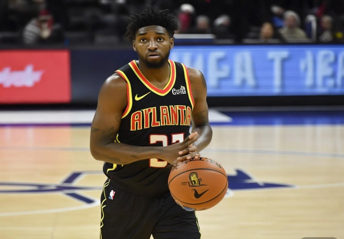 特雷·杨左膝内侧副韧带扭伤，亚特兰大老鹰队两周后伤情重新评估，德章泰·穆雷暂扛重任